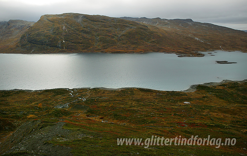 Fra oppstigningen mot Gravafjellet langs postvegen med utsikt sørover i retning 1433-toppen øst for Eidsbugarden.