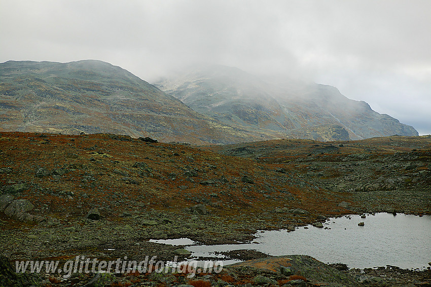 På Gravafjellet i litt mindre lystige værforhold. Vi går Postvegen fra Eidsbugarden til Gjendebu.