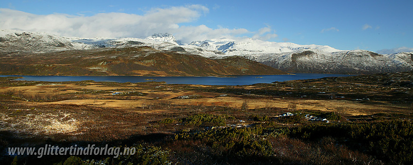 På sørsiden av Olefjorden mot vannet, og Buarberget. Til høyre ligger bl.a. Skjeldrehornet og Oleberge. I bakgrunnen ruver Gjendealpene med bl.a. Torfinnstindane.