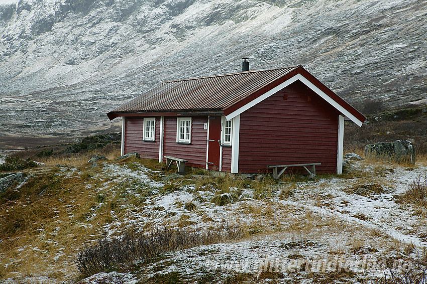 Yksendalsbu i Yksndalen, selvbetjent DNT-hytte vest for Olefjorden på sørsiden av Bygdin.