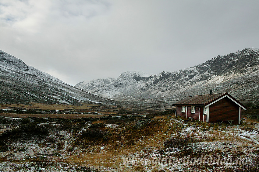 Yksendalsbu i Yksndalen, selvbetjent DNT-hytte vest for Olefjorden på sørsiden av Bygdin. I bakgrunnen ser man oppover Yksndalen med bl.a. Stølsskardknappen (1522 moh) på høyre side.