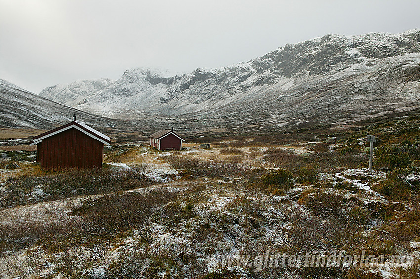 Yksendalsbu i Yksndalen, selvbetjent DNT-hytte vest for Olefjorden på sørsiden av Bygdin. I bakgrunnen ser man oppover Yksndalen med bl.a. Stølsskardknappen (1522 moh) på høyre side.