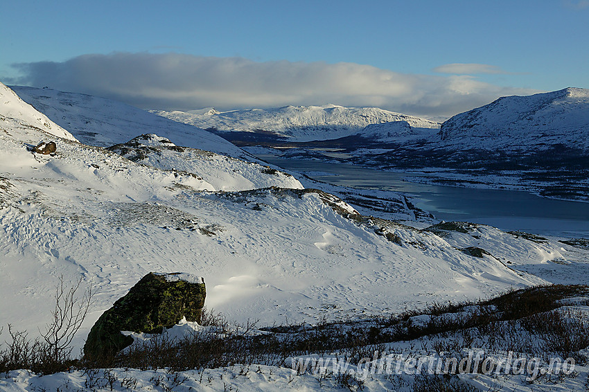 På vei opp mot Veslfjellet fra Gjendesheim med utsikt nedover Sjodalen med Øvre Sjodalsvatnet.