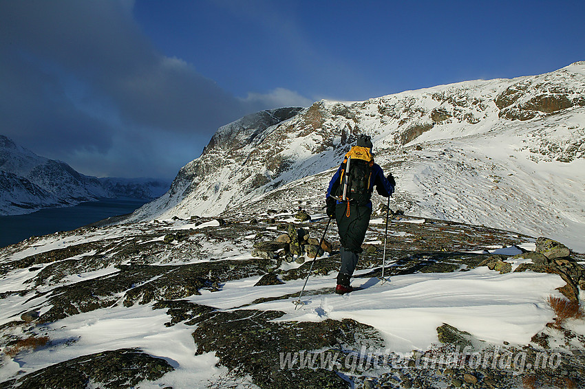 På vei fra Gjendesheim mot Veslfjellet en novemberdag. Gjende skimtes bak til venstre.