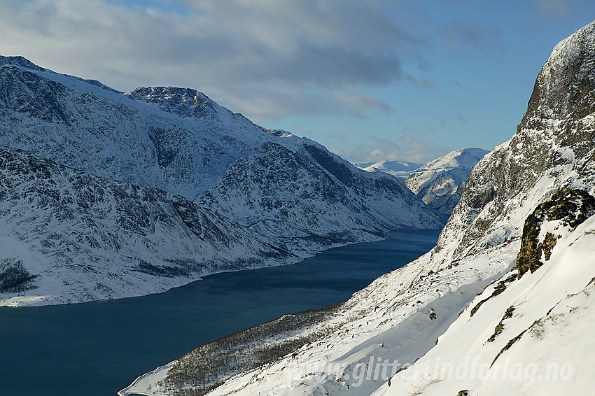 På ruta fra Gjendesheim mot Veslfjellet i den bratteste kneika med utsikt sørvestover mot Gjende og Gjendealpene.