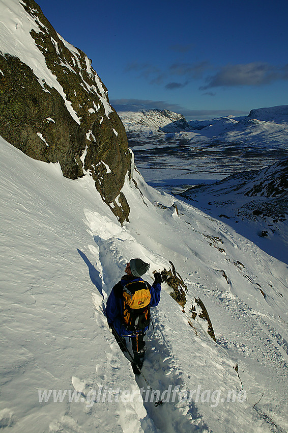 På vei forbi den bratteste passasjen mellom Gjendesheim og Veslfjellet på turen fra Besseggen. I bakgrunnen ses Sjodalen.