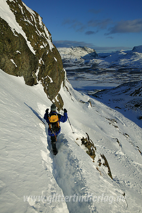 På vei forbi den bratteste passasjen mellom Gjendesheim og Veslfjellet på turen fra Besseggen. I bakgrunnen ses Sjodalen.