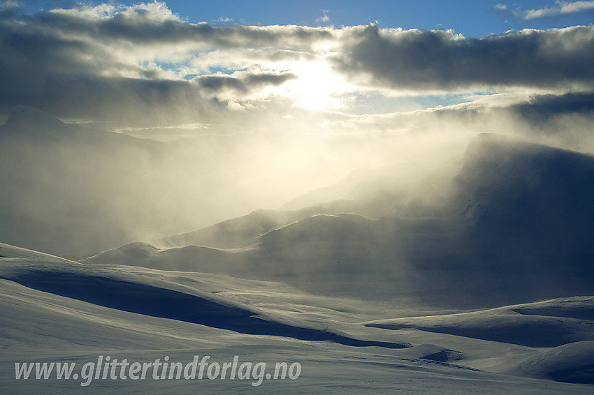 Kraftig snødrev over Mefjellet på sørsiden av Heimre Fagerdalen.