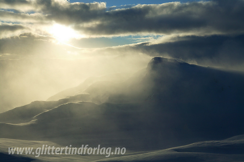 Kraftig snødrev over Mefjellet på sørsiden av Heimre Fagerdalen.