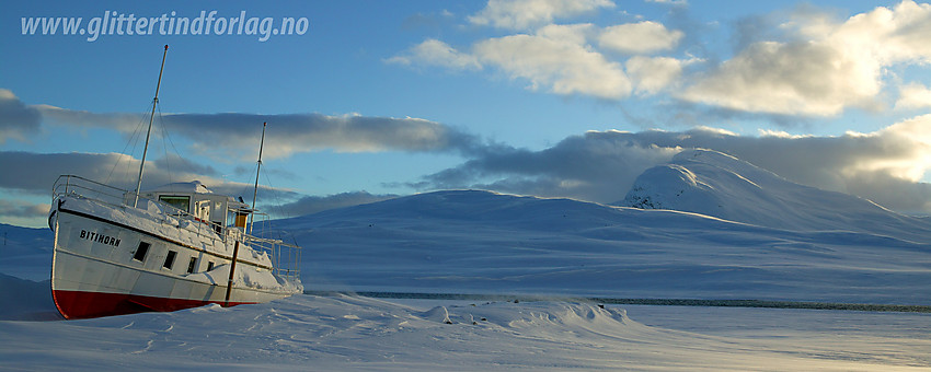 M/b Bitihorn i vinteropplag på Fagerstrand med toppen Bitihorn (1607 moh) i bakgrunnen.