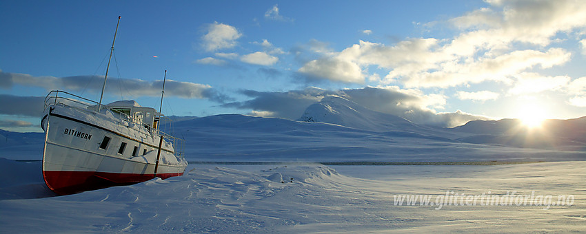 M/b Bitihorn i vinteropplag på Fagerstrand med toppen Bitihorn (1607 moh) i bakgrunnen.