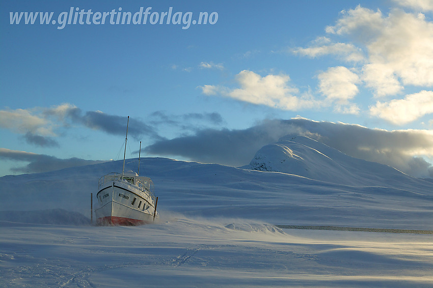 M/b Bitihorn i vinteropplag på Fagerstrand med toppen Bitihorn (1607 moh) i bakgrunnen.