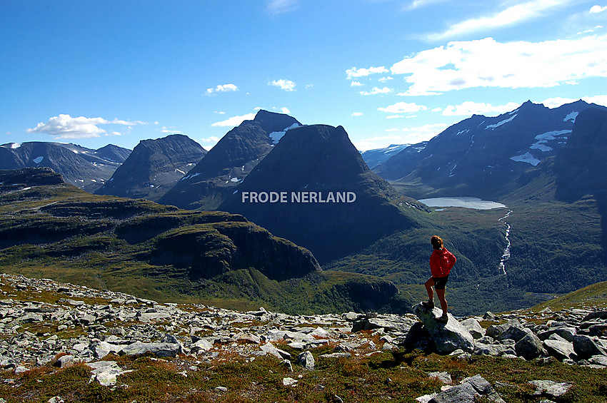 Utsikt fra Bjøråskaret.I bakgrunnen Storsomrungnebba,Storsalen,Navarnebba,Såtbakkollen,Tårnfjellet,Innerdalstårnet,Storvatnet,Giklingdalen og Trolla,