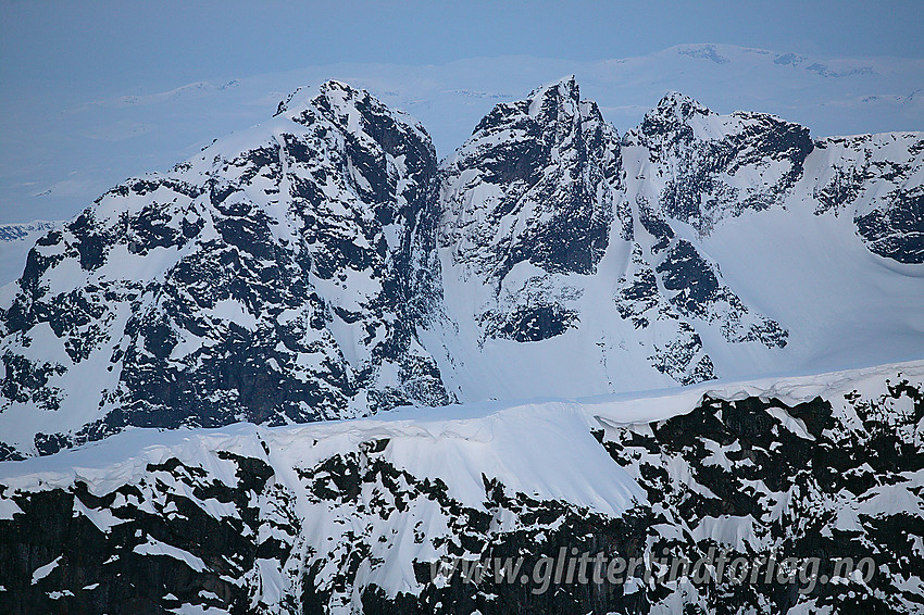 Fra Austre Kalvehøgde med telelinse mot Torfinnstindane en vintermorgen før soloppgang. Fra venstre mot høyre: Øystre Torfinnstinden (2119 moh), Midtre Torfinnstinden (2110 moh) og Vestre Torfinnstinden (2085 moh).