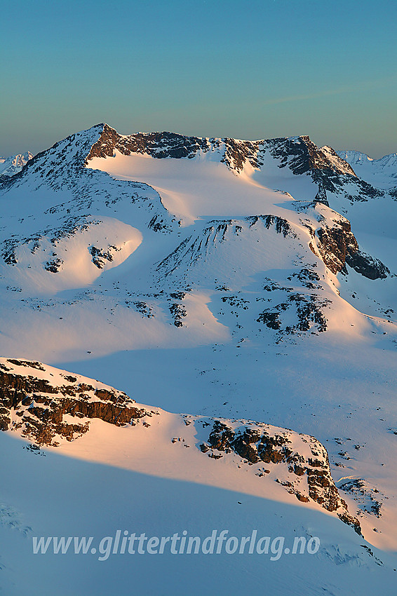 Fra Kalvehøgde, like øst for Austre med utsikt mot Austre Leirungstinden (2288 moh) og Skarvflyløyfttinden (2250 moh).