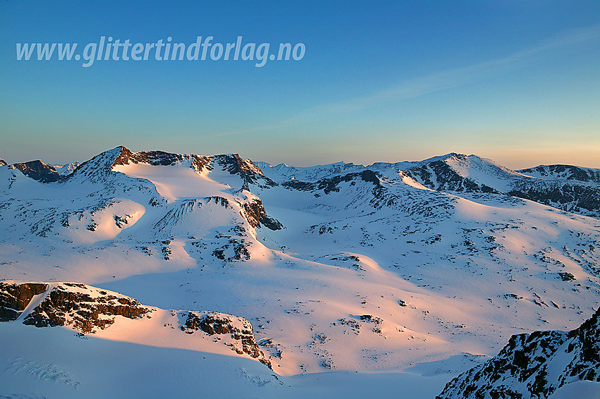 Fra Kalvehøgde, like øst for Austre med utsikt mot Austre Leirungstinden (2288 moh), Skarvflyløyfttinden (2250 moh) og Tjønnholstinden (2329 moh), for å nevne noe.