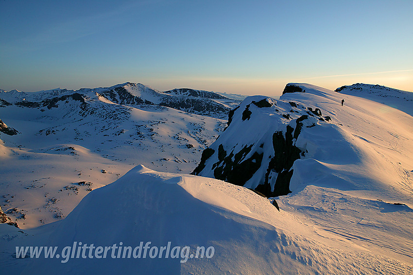 På vei fra Austre Kalvehøgde mot Mugna (2159 moh) som ses i bakgrunnen.