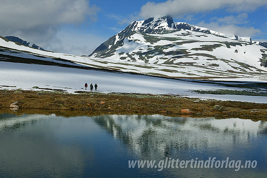 På vei oppover Svånådalen med kurs mot Storstygge-Svånåtinden (2209 moh) som ses i bakgrunnen.