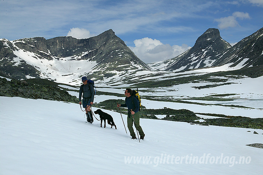 Fjellvandrere i Svånådalen med bl.a. Store Langvasstindne (2085 moh) og Larstinden (2106 moh) i bakgrunnen.