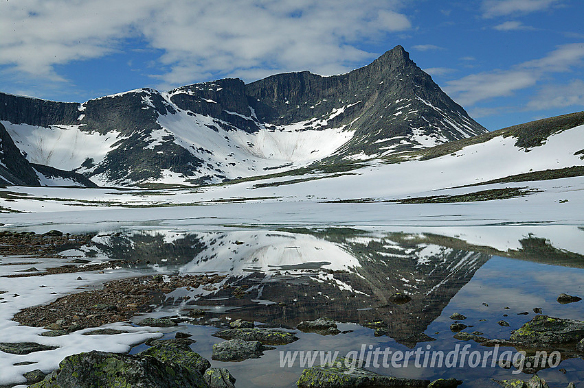 I Svånådalen med den kvasse Store Langvasstinden (2085 moh) som speiler seg i et tjern.