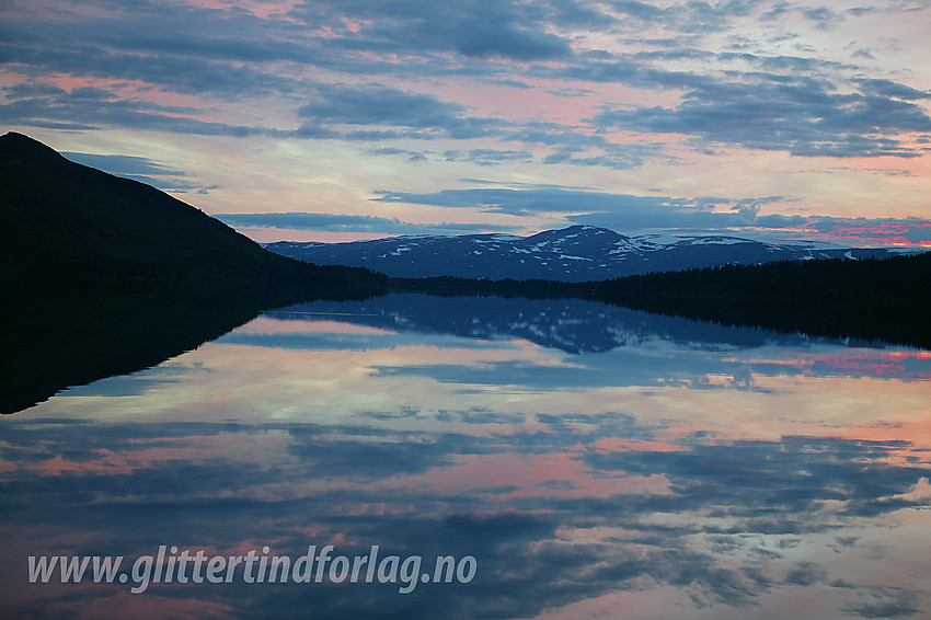 Sommernatt ved Lemonsjøen Fjellstue med stemningsfull himmel over Lemonsjøen.