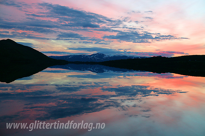 Sommernatt ved Lemonsjøen Fjellstue med stemningsfull himmel over Lemonsjøen.