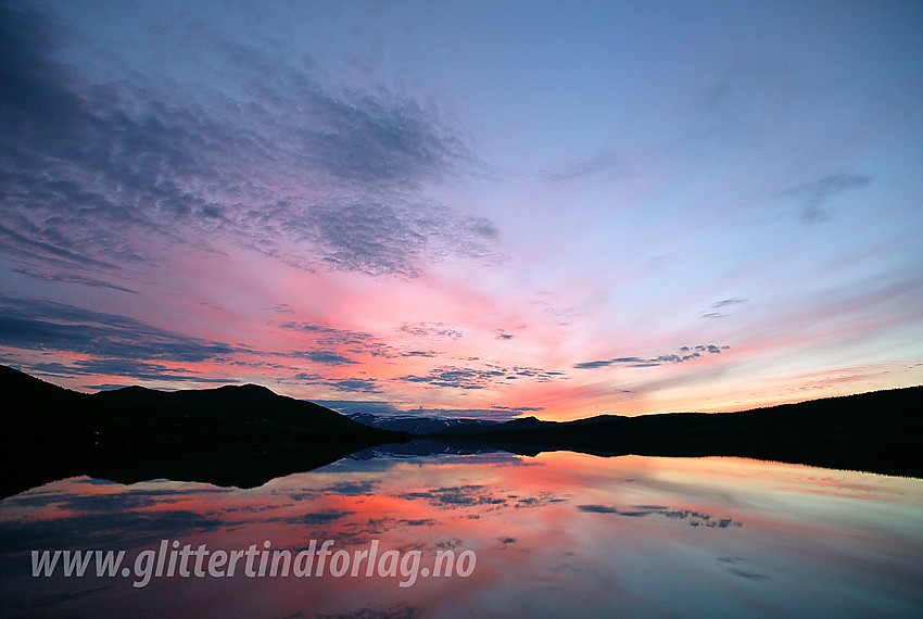 Sommernatt ved Lemonsjøen Fjellstue med stemningsfull himmel over Lemonsjøen.