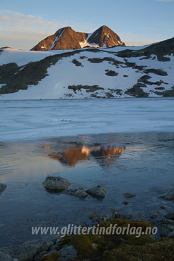 Morgenstemning på ei odde ute i Hinnåtetjønne. I bakgrunnen ses Semeltinden (2236 moh) med Sørtoppen (2178 moh) til venstre.