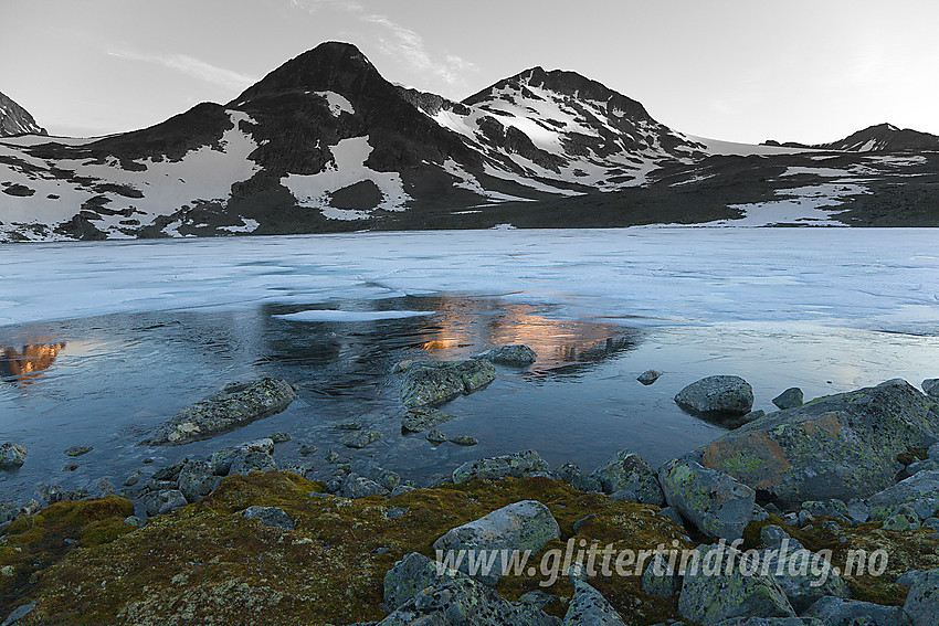 På en odde ved Hinnåtetjønne med Hinnåtefjellet (2114 moh) i bakgrunnen.