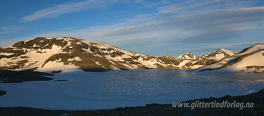 Morgenstemning ovenfor Hinnåtetjønne med Storådalshøe (1888 moh) i bakgrunnen.