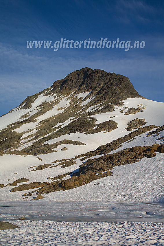 Hinnåtefjellet (2114 moh) fra øst-sørøst en flott sommermorgen ved det islagte tjernet på 1692 moh, like nedenfor Vestre Memuruburean.