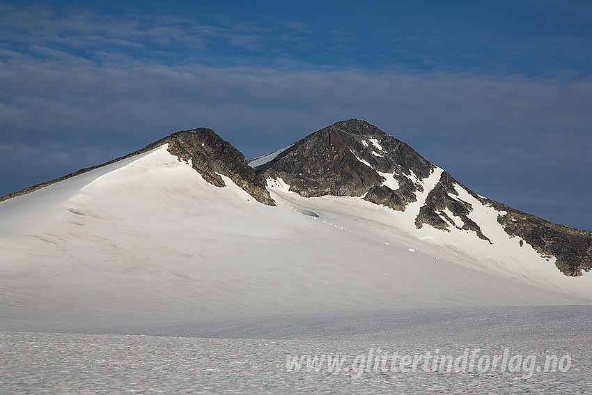 På Vestre Memurubrean med utsikt til Søre Hellstugutinden (2189 moh).