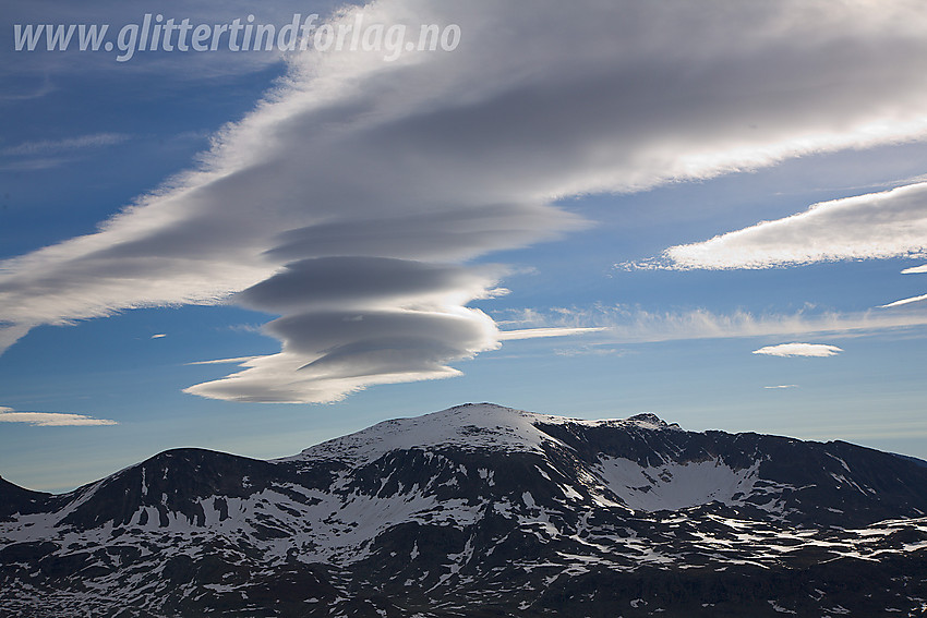 Fine skyformasjoner over Surtningssue sett fra Vestre Memurubrean.