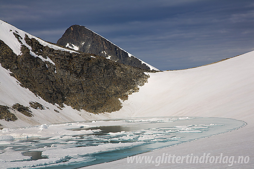 På Vestre Memurubrean ved et oppdemt isvann. På bildet ser vi mot sadelen mellom Hinnåtefjellet og Søre Hellstugutinden mens Semeltinden (2236 moh) titter frem i bakgrunnen.