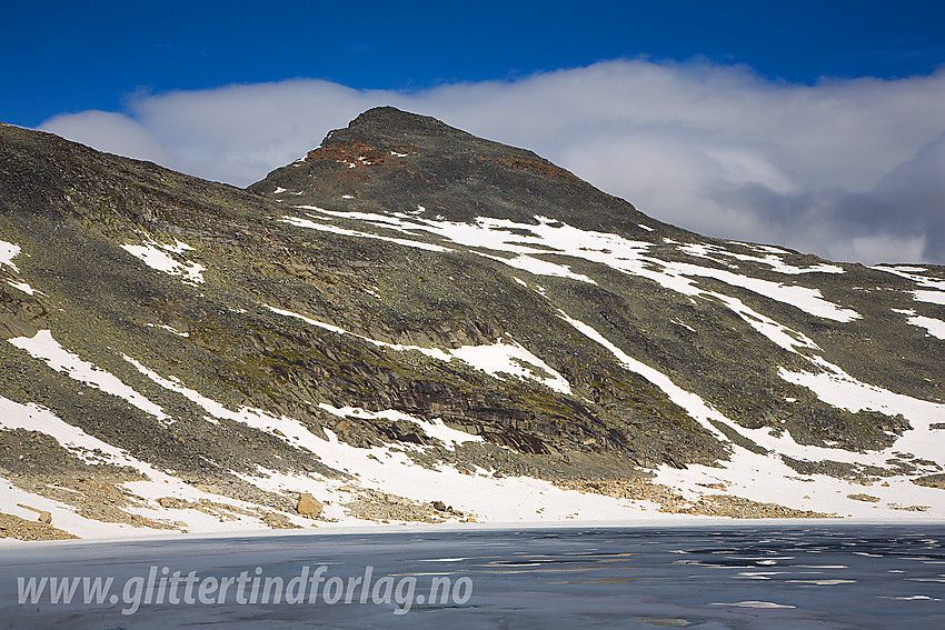 I Semelholet med Semelbreatjønne i forgrunnen og Hinnåtefjellet i bakgrunnen.