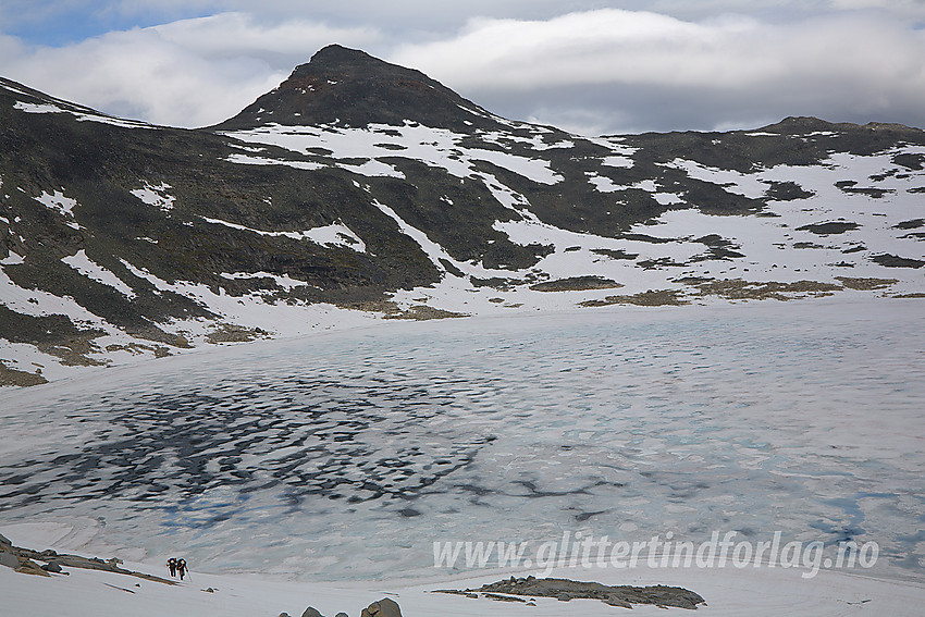 På vei fra Semelholet opp mot Semelholsbandet i retning Urdadalen. I bakgrunnen ses Hinnåtefjellet (2114 moh).