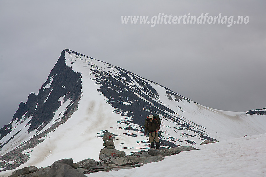 På vei over Urdadalsbandet med Semeltinden (2236 moh) i bakgrunnen.