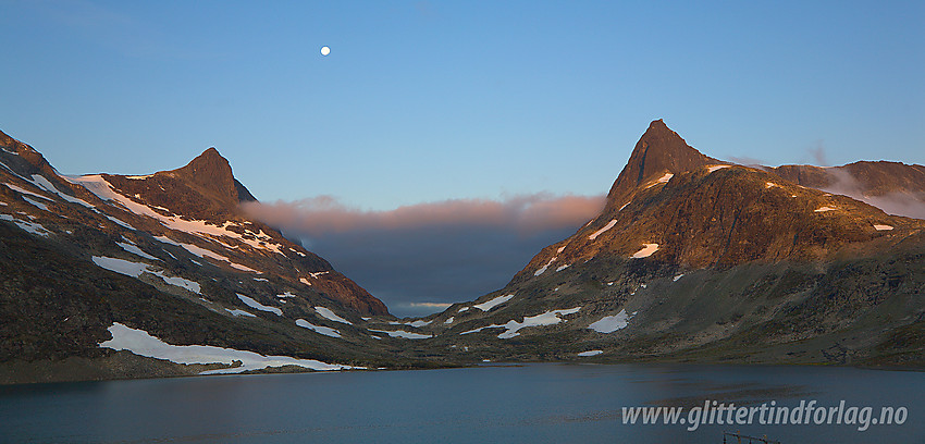 Høstmorgen i Koldedalen mot Koldedalsvatnet med Hjelledalstinden (1989 moh) og Falketind (2067 moh) i bakgrunnen.