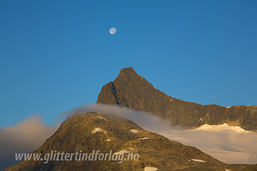 I Koldedalen, like nord for Koldedalsvatnet med utsikt vestover mot Falkungen og Falketind (2067 moh).