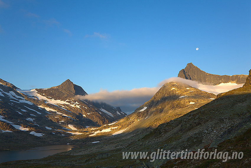 På vei fra Koldedalen opp mot Uradalsvatnet med utsikt i vest-sørvestlig retning mot Hjelledalstinden (1989 moh) og Falketind (2067 moh).