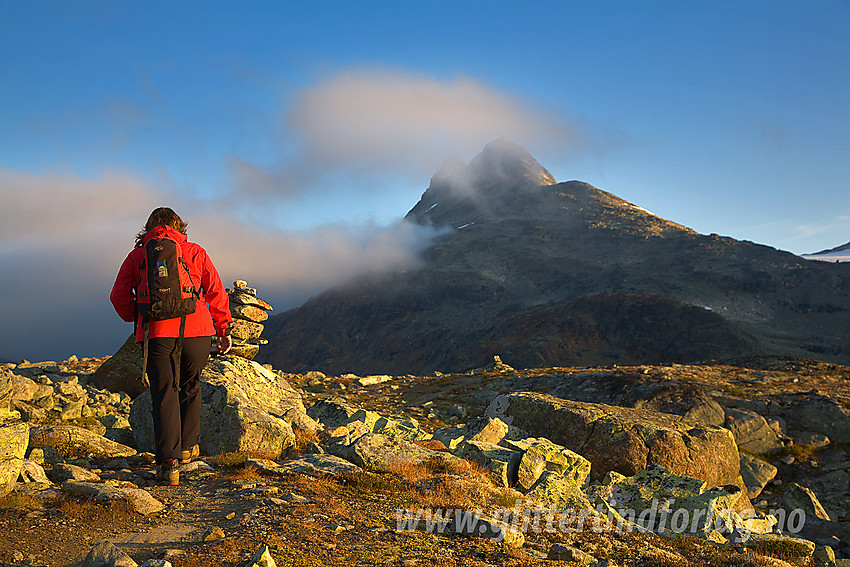 På tur langsetter stien fra Koldedalsvatnet og opp til Uradalsvatnet med Uranostinden (2157 moh) i bakgrunnen.