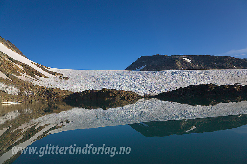 Ved et lite bretjern foran Uranosbreen med Langeskavltinden (2014 moh) i bakgrunnen.