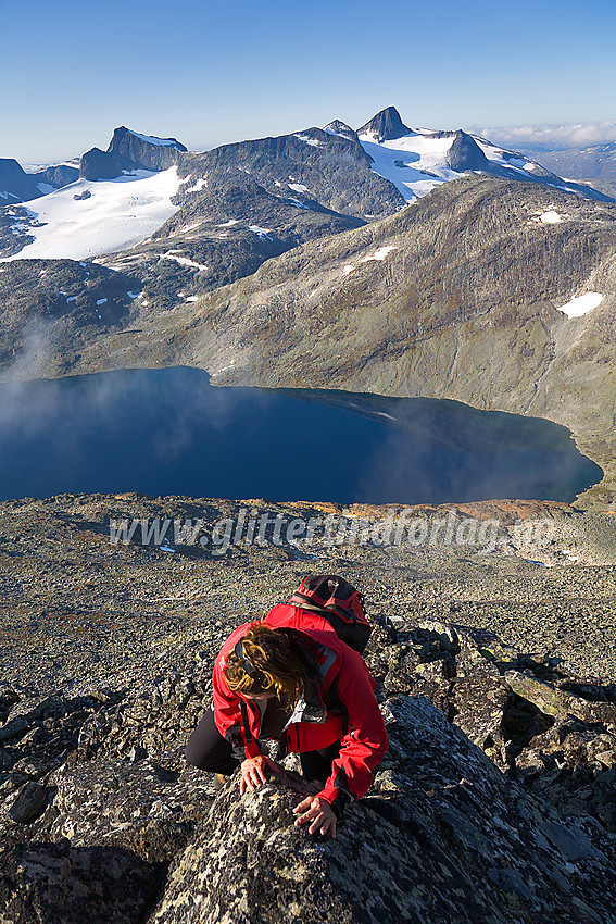 Klyving på sørryggen på Uranostinden. Uradalsvatnet, Falketind og Stølsnostinden i bakgrunnen.