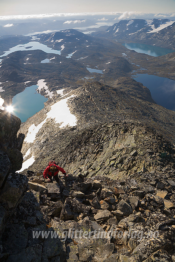 På vei opp sørryggen på Uranostinden med bl.a. innsjøer som Uradalsvatnet, Koldedalsvatnet, Kvitevatnet og Tyin i bakgrunnen.