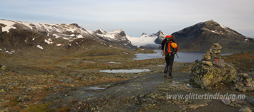 På bandet sør for Mjølkedalsvatnet åpner utsynet seg mot Mjølkedalsbreen med omkringliggende tinder. Foran til høyre seg Storegut (1968 moh).