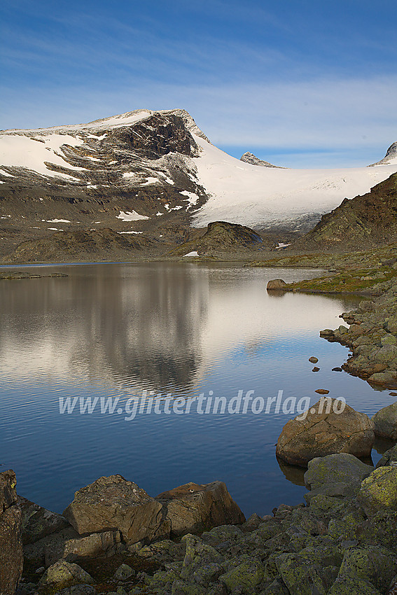 På vei langs Store Mjølkedalsvatnet med kurs mot Mjølkedalsbreen. Sentralt i bakgrunnen ses Langeskavltinden (2014 moh).