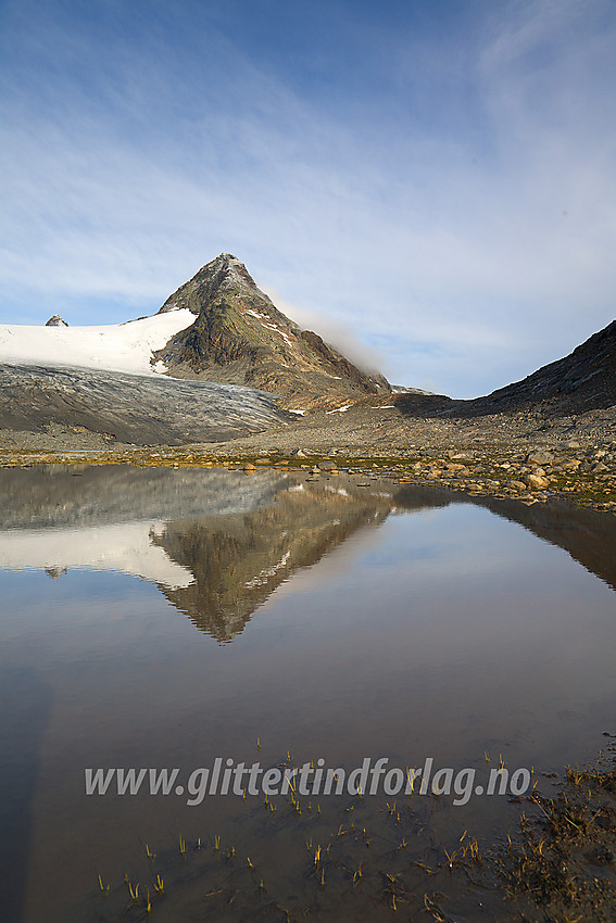 Nedenfor Mjølkedalsbreen mot bretunga og ryggen mot Mjølkedalspiggane.