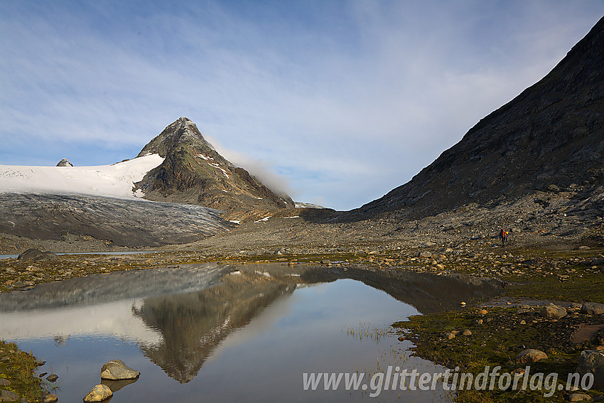 Nedenfor Mjølkedalsbreen mot bretunga og ryggen mot Mjølkedalspiggane.