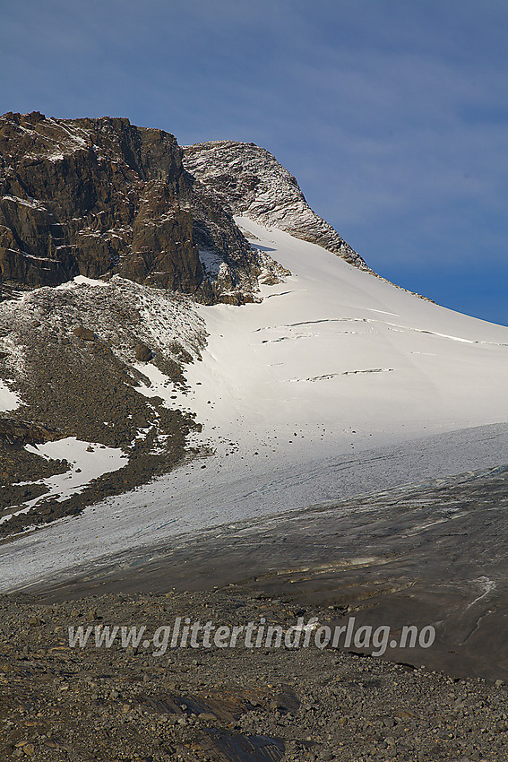 Langeskavltinden (2014 moh) sett fra området like nedenfor Mjølkedalsbreen. Legg merke til hvor tynn og utmagret fronten på breen er.