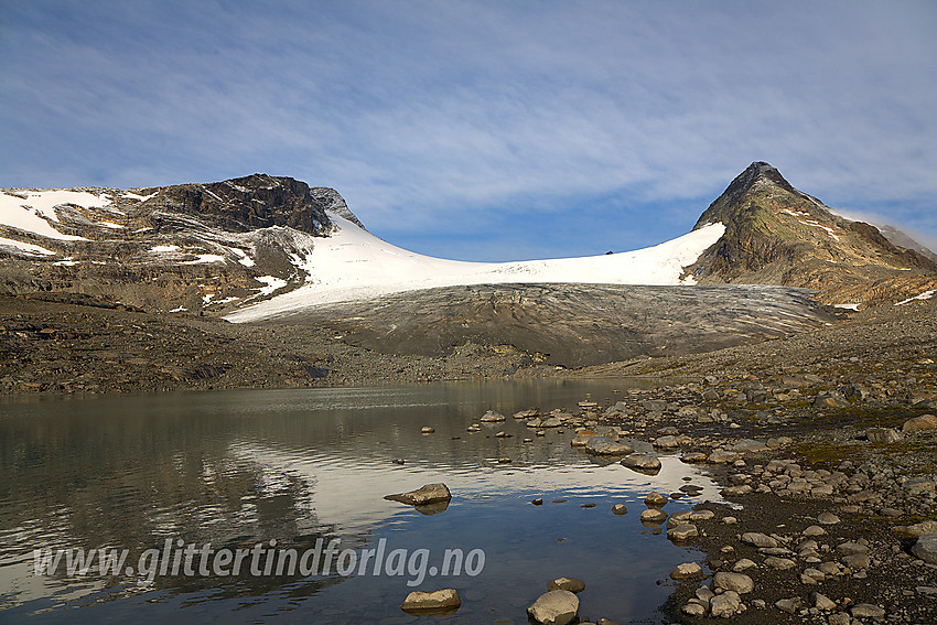 Like nedenfor Mjølkedalsbreen. Til venstre ruver Langeskavltinden (2014 moh) mens Mjølkedalspiggane hever seg til høyre.